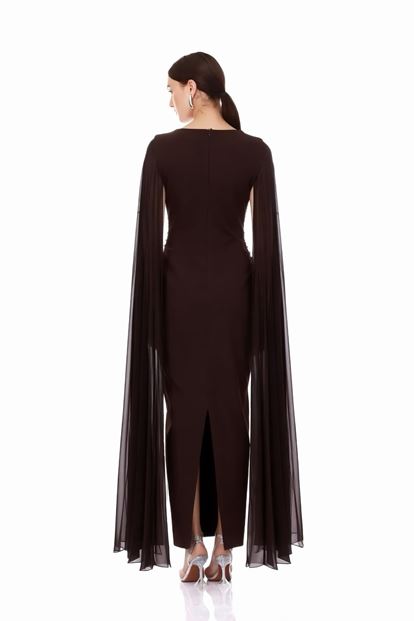 فستان سهرة مطرز بتفاصيل عباءة بنية